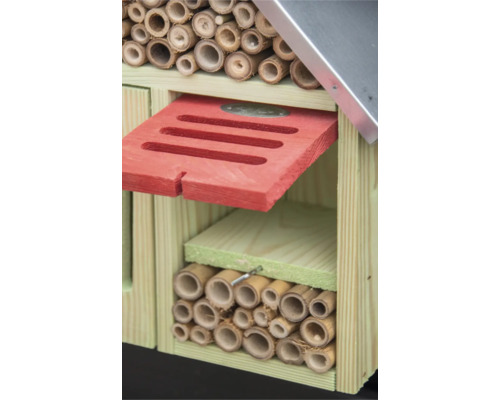 Detailaanzicht van een insectenhotel met bamboebuizen en houten constructie