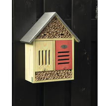 Insectenhotel met dak, bamboebuizen en houten behuizing