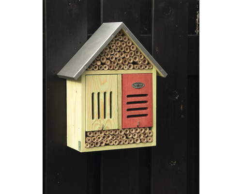 Insectenhotel met dak, bamboebuizen en houten behuizing