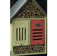 Insectenhotel van hout en bamboe met metalen dak