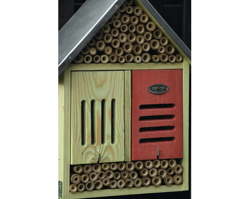 Insectenhotel van hout en bamboe met metalen dak