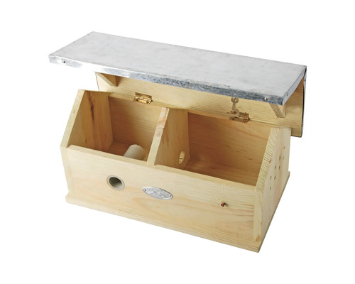 Open houten nestkast met metalen dak