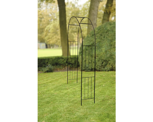 Metalen tuinboog in de buitenlucht