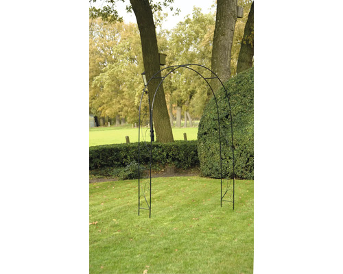 Tuin met metalen boog als klimhulp voor planten