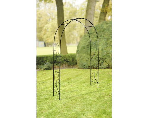 Metalen tuinpoort met sierlijk ontwerp op gazon