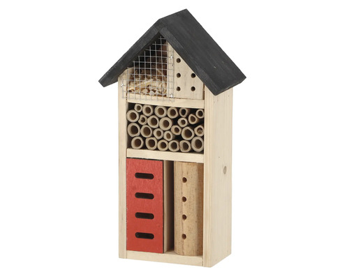 Houten insectenhotel met diverse vulmaterialen ter bevordering van de biodiversiteit in de tuin.