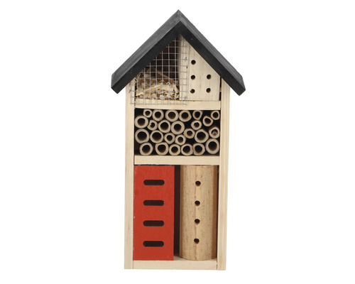 Houten insectenhotel met diverse vulmaterialen