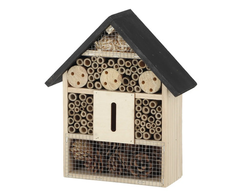 Houten insectenhotel met diverse vulmaterialen