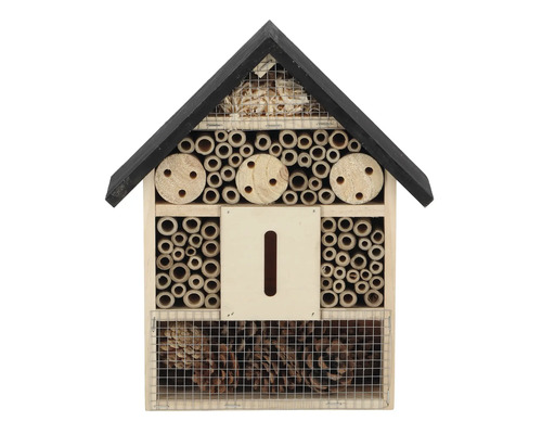 Insectenhotel van hout met bamboebuizen en dennenappels