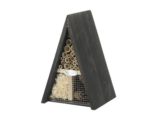 Insectenhotel van hout met diverse vulmaterialen