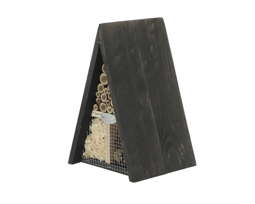 Houten insectenhotel met verschillende vulmaterialen voor diverse soorten insecten