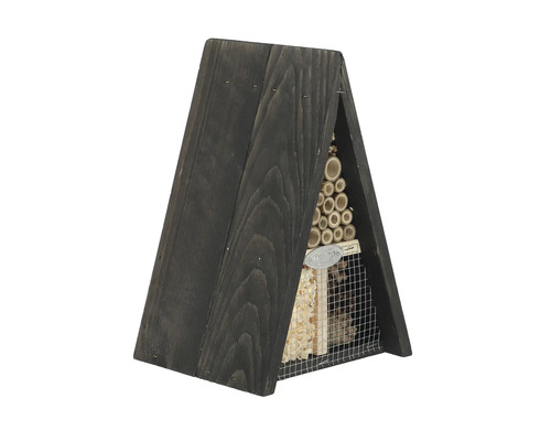 Insectenhotel van hout met diverse vulmaterialen