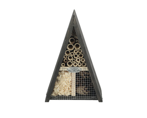 Insectenhotel in driehoekige vorm met diverse vulmaterialen zoals bamboebuizen en houtwol