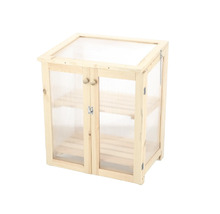 Kleine houten kas met twee planken en dubbele deur.