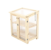 Kleine houten kas met twee planken en transparante wanden.