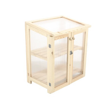 Kleine houten kas met twee planken en transparante wanden