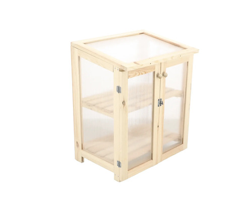 Kleine houten kas met twee planken en transparante wanden