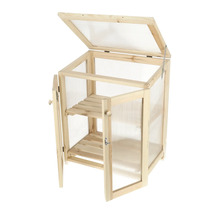 Kleine houten kas met twee planken en een klep
