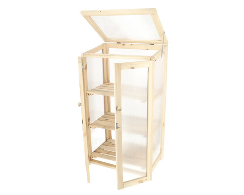 Houten plantenkas met planken en open deur