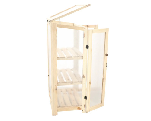 Houten plantenkas met drie planken en een open deur