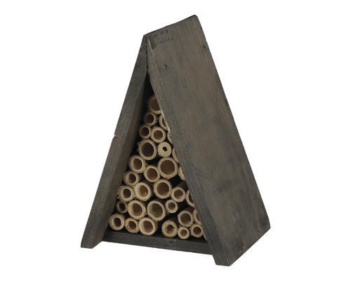 Insectenhotel in driehoekige vorm met bamboe buizen