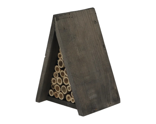 Houten insectenhotel met buizen