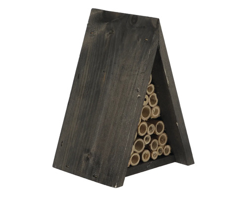 Insectenhotel van hout met bamboe buizen