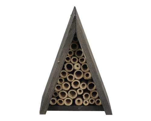 Insectenhotel in driehoekige vorm met bamboe buizen als nestplaatsen