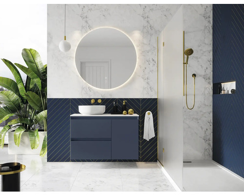 Moderne badkamer met wastafel, spiegel, douche en planten