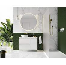 Moderne badkamer met wastafel, spiegel, douche en groene accenten