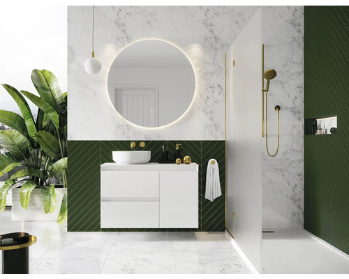 Moderne badkamer met wastafel, spiegel, douche en groene accenten