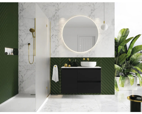 Badkamer met douche, wastafel, spiegel en groene wandtegels