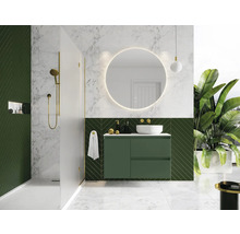 Badkamer met douche, wastafel, spiegel en groene accenten