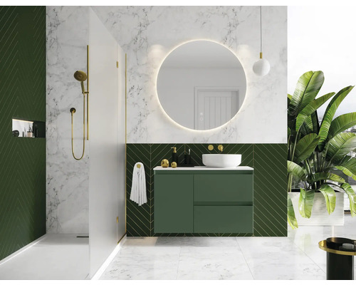 Badkamer met douche, wastafel, spiegel en groene accenten