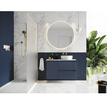 Moderne badkamer met douche, wastafel, spiegel en decoratie
