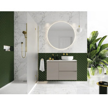 Moderne badkamer met wastafel, spiegel, douche en groene accenten