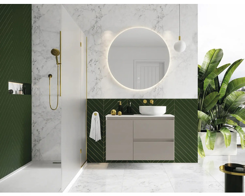 Moderne badkamer met wastafel, spiegel, douche en groene accenten