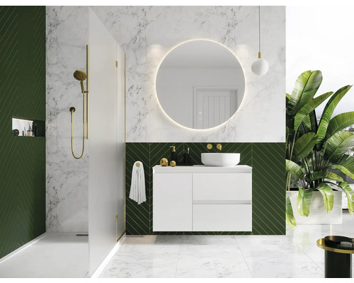 Moderne badkamer met douche, wastafel, ronde spiegel en planten