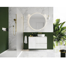 Badkamer met wastafel, spiegel, douche en groene accenten