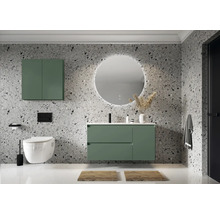 Moderne badkamer met wastafel, spiegel, toilet en opbergruimte