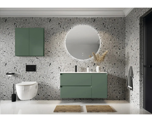 Moderne badkamer met wastafel, spiegel, toilet en opbergruimte
