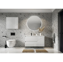 Moderne badkamer met wastafel, spiegel, hangkast en toilet tegen een muur met steenmotief