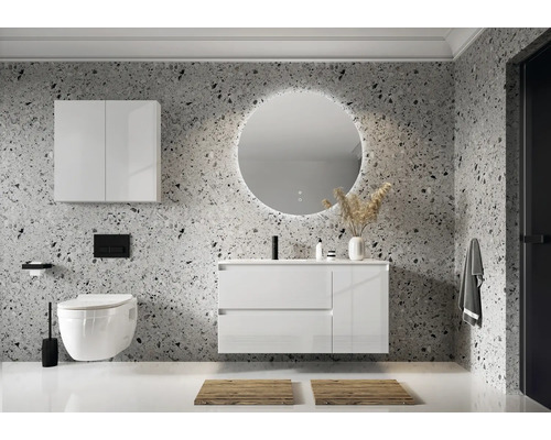 Moderne badkamer met wastafel, spiegel, hangkast en toilet tegen een muur met steenmotief