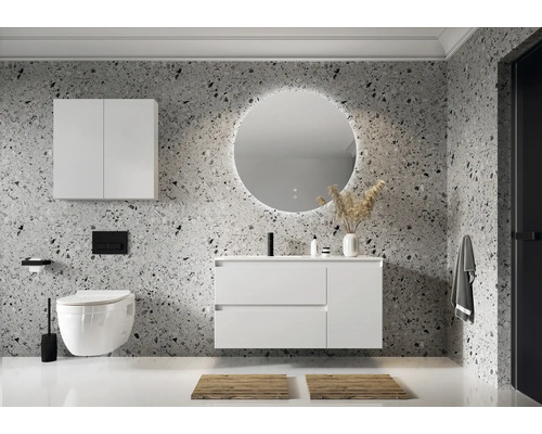 Moderne badkamer met wastafel, spiegel, toilet en kast