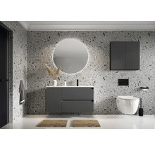 Badkamer met wastafel, spiegel, hangkast en wandcloset voor een terrazzo wand