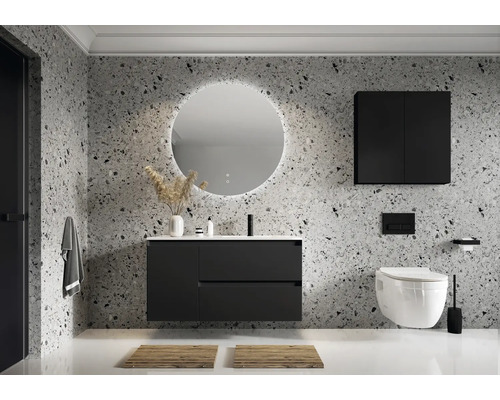 Moderne badkamer met wastafel, spiegel, hangkast en toilet tegen een wand met motief