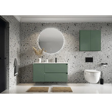 Moderne badkamer met wastafelonderkast, spiegel, hangkast en toilet tegen een gemêleerde wand