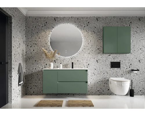 Moderne badkamer met wastafelonderkast, spiegel, hangkast en toilet tegen een gemêleerde wand