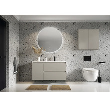 Moderne badkamer met wastafel, spiegel, toilet en opbergmeubels tegen een patroonwand
