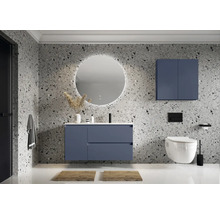 Moderne badkamer met wastafel, spiegelkast, toilet en decoratie.
